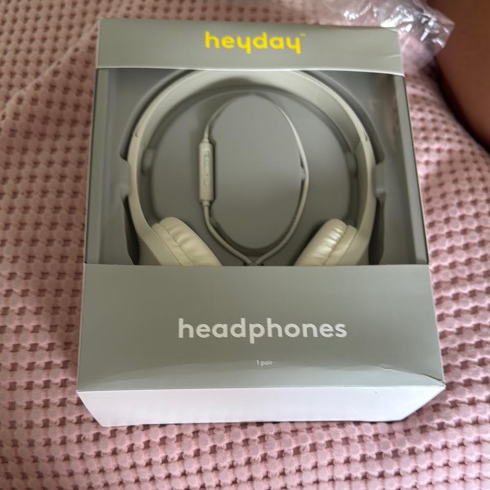 New Heyday Cream Headphones